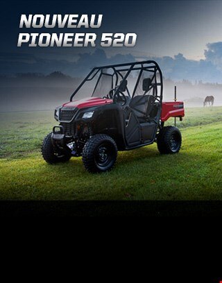 Pioneer 500. Partout c'est l'aventure. Image d'un VCC compact qui roule rapidement dans un ruisseau rocheux et boueux dans la forêt